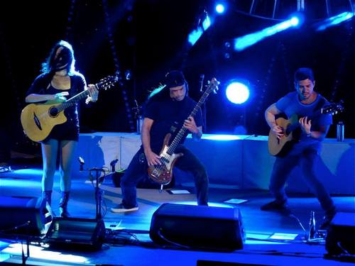 Metallica's Robert Trujillo Joins Rodrigo y Gabriela On Stage! Metallica's Robert Trujillo Joins Rodrigo y Gabriela On Stage!